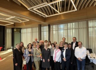 Die Vorstände der Kreissparkasse Düsseldorf Christoph Wintgen (2.v.r.) und Dr. Svend Reuse (5.v.l.) luden die Jubilare gemeinsam mit Olaf Thömmes, Personalratsvorsitzender (5.v.r.), ein. Foto: Kreissparkasse Düsseldorf
