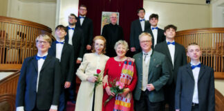 Prinzessin Sybille von Preußen (li.) und Marie-Luise Marjan mit dem Knabenchor Hösel. Foto: Knabenchor Hösel