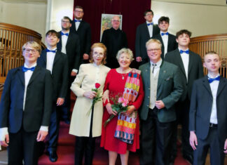 Prinzessin Sybille von Preußen (li.) und Marie-Luise Marjan mit dem Knabenchor Hösel. Foto: Knabenchor Hösel