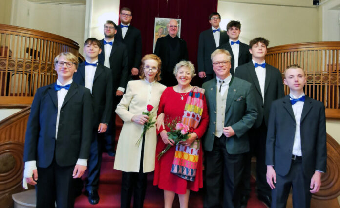 Prinzessin Sybille von Preußen (li.) und Marie-Luise Marjan mit dem Knabenchor Hösel. Foto: Knabenchor Hösel
