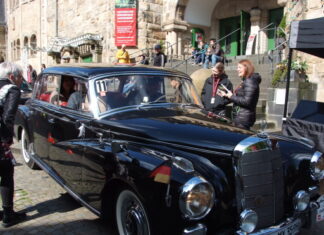 Die Oldtimerrallye macht Halt am Historischen Bürgerhaus Langenberg. Foto: Kulturloewen