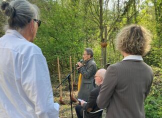 Evi Clasen begrüßt die Teilnehmenden der Gedenkfeier an der Talstraße. Neben ihr sitzt der Historiker Rainer Köster. Im Vordergrund Bürgermeisterin Sandra Pietschmann und ihr Stellvertreter Nils Lessing Foto: Kreisstadt Mettmann