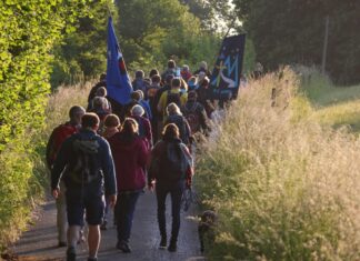 Wandergruppe auf dem Weg , Bild: St. Anna Gemeinde