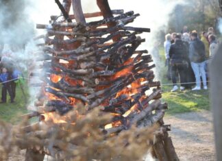 Das Osterfeuer auf dem Marienberg lockt viele Menschen an. Foto: Volkmann/Archiv