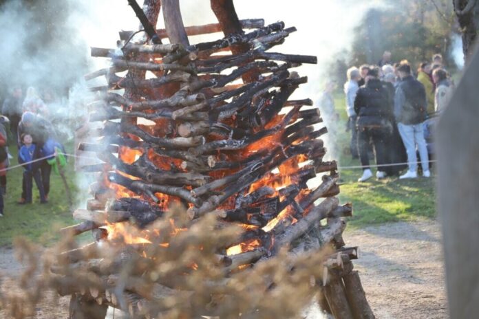 Das Osterfeuer auf dem Marienberg lockt viele Menschen an. Foto: Volkmann/Archiv