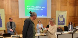 Ulla Schnelting, Ratsfrau der Grünen, dankt Nils Lessing für sein großes politisches Engagement. Foto: Kreisstadt Mettmann