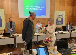 Ulla Schnelting, Ratsfrau der Grünen, dankt Nils Lessing für sein großes politisches Engagement. Foto: Kreisstadt Mettmann