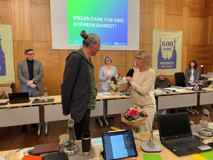 Nils Lessing Ulla Schnelting, Ratsfrau der Grünen, dankt Nils Lessing für sein großes politisches Engagement. Foto: Kreisstadt Mettmann