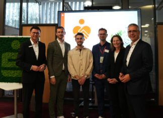 Christoph Smolka (Sparkasse HRV), Felix Hagen (ProEco Rheinland), Janik Nolden (solago), Markus Aßhoff (Wohnbau-Gesellschaft Derr), Beate Händeler (Vorstandsmitglied Sparkasse HRV) und Udo Zimmermann (Vorstandsvorsitzender Sparkasse HRV). Foto: Sparkasse HRV