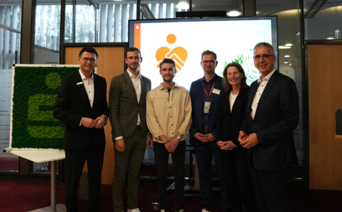 Christoph Smolka (Sparkasse HRV), Felix Hagen (ProEco Rheinland), Janik Nolden (solago), Markus Aßhoff (Wohnbau-Gesellschaft Derr), Beate Händeler (Vorstandsmitglied Sparkasse HRV) und Udo Zimmermann (Vorstandsvorsitzender Sparkasse HRV). Foto: Sparkasse HRV