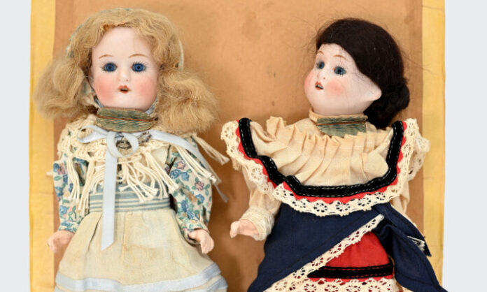 Alte Porzellanpuppen kann man sich im Trinsenturm anschauen. Foto: Jörg Fuhrmann