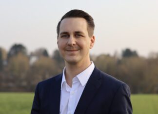 André Bär tritt in den Sozialen Medien oft in den Diskurs mit anderen Mettmanner Bürgerinnen und Bürgern - bei der Wahl im September geht er als Bürgermeisterkandidat ins Rennen. Foto: MUT