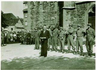 Franz Josef Gemmert bei der Rede zur Umbettung der ermordeten Zwangsarbeiter am 13. Mai 1945. Foto: Stadtarchiv Ratingen
