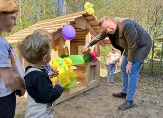Niklas Stolle von der Spedition Jachmann gibt das neue Spielhaus für die Kinder frei. Foto: privat