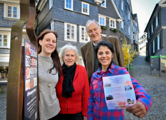 Laden zur Endeckungstouren durch Velbert und Umgebung ein: Lisa Krick (Stadtmarketing) mit den Gästeführern Claudia Schlotterbeck, Karl-Wilhelm Wilkesmann und Rena Chanana. Foto: Mathias Kehren