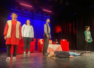 Interkulturelle Themen werden als Bühnenstück aufbereitet - zu sehen ist die Aufführung im Forum Velbert. Foto: Theatergruppe Halber Apfel