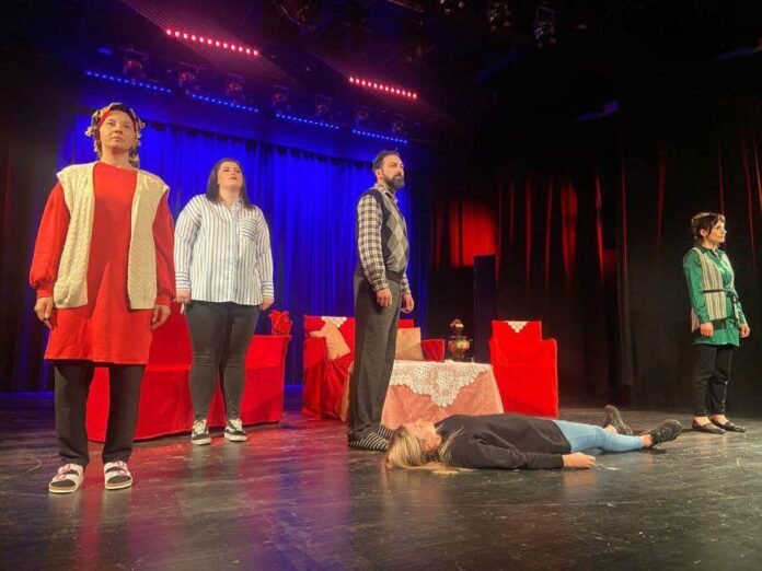 Interkulturelle Themen werden als Bühnenstück aufbereitet - zu sehen ist die Aufführung im Forum Velbert. Foto: Theatergruppe Halber Apfel