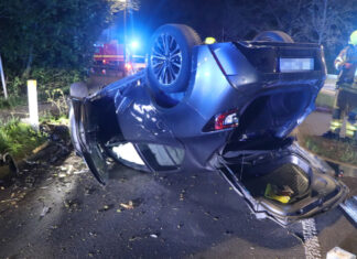 Das Auto überschlug sich und wurde zum Totalschaden. Foto: Polizei