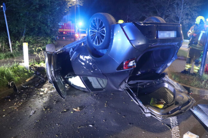 Das Auto überschlug sich und wurde zum Totalschaden. Foto: Polizei