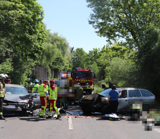 Die Feuerwehr war bei dem Unfall mit einer Vielzahl an Kräften im Einsatz. Foto: Polizei