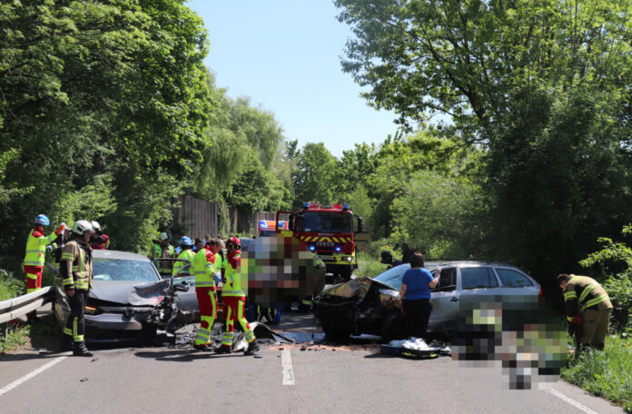 Die Feuerwehr war bei dem Unfall mit einer Vielzahl an Kräften im Einsatz. Foto: Polizei