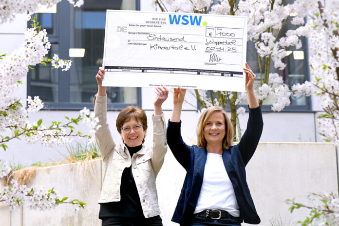Jeannine Böhrer-Scholz (Leiterin Kommunikation und Marke WSW, r.) freute sich, den symbolischen Scheck an die Vorsitzende des Vereins Kindertal, Susanne Bossy, überreichen zu können. Foto: WSW/Bettina Osswald