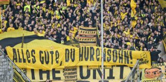 BVB-Fans zeigen ein Transparent gegen den langjährigen Hoffenheim-Mäzen Dietmar Hopp in Sinsheim.