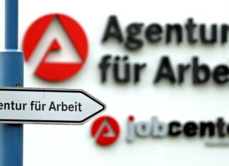 Ein Schild weist den Weg zur Agentur für Arbeit - und weist die Behörde auch den Weg raus aus der Arbeitslosigkeit?
