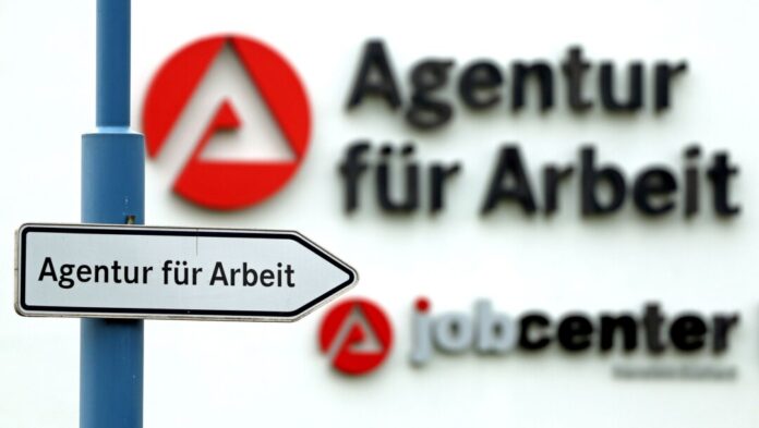 Ein Schild weist den Weg zur Agentur für Arbeit - und weist die Behörde auch den Weg raus aus der Arbeitslosigkeit?