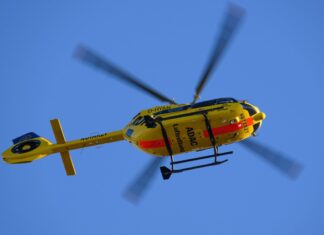 Der Mann wurde mit einem Rettungshubschrauber ins Krankenhaus gebracht. (Symbolfoto)