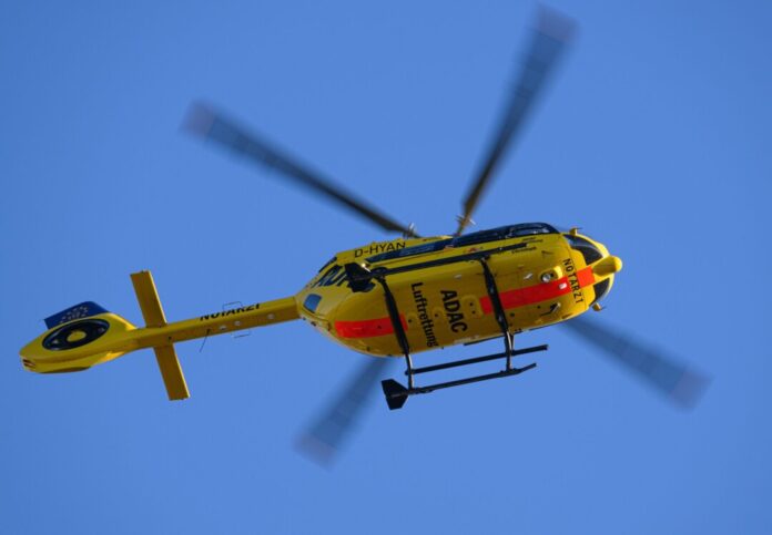 Der Mann wurde mit einem Rettungshubschrauber ins Krankenhaus gebracht. (Symbolfoto)