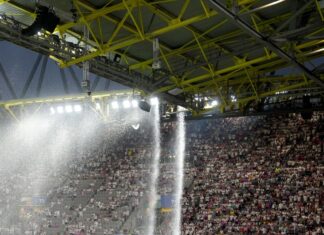 Der Kletterer hatte sich in der Dachkonstruktion des Stadions aufgehalten. Das Spiel war wegen eines Gewitters unterbrochen worden (Archivfoto)