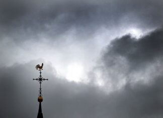 In Nordrhein-Westfalen bedecken Regenwolken den Himmel. (Symbolbild)