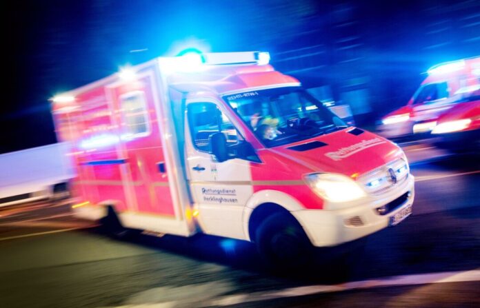 Nach dem Zusammenprall wurde ein Autofahrer in ein Krankenhaus eingeliefert. (Symbolbild)