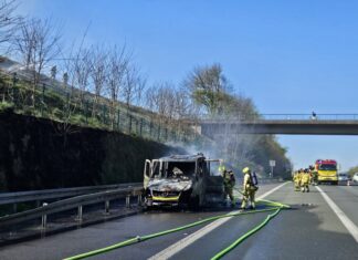 Der Wagen stand in Flammen. Foto: FW Ratingen
