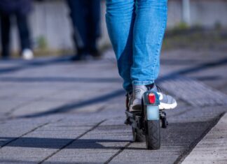 Der 19-Jährige wurde laut Polizei nach dem E-Scooter-Unfall schwer verletzt ins Krankenhaus gebracht. (Symbolbild)