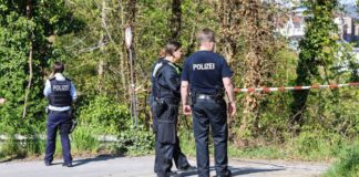 Einsatzkräfte sichern Spuren an der Stellen, wo die tote Seniorin gefunden wurde.