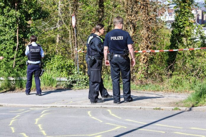 Einsatzkräfte sichern Spuren an der Stellen, wo die tote Seniorin gefunden wurde.