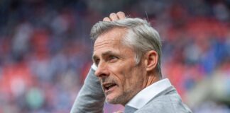 Rätselt manchmal über die Schalker Leistungsschwankungen: Trainer Kees van Wonderen