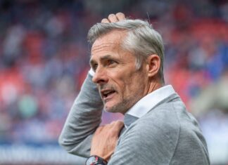 Rätselt manchmal über die Schalker Leistungsschwankungen: Trainer Kees van Wonderen