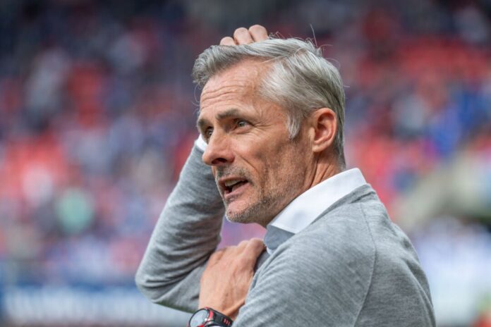 Rätselt manchmal über die Schalker Leistungsschwankungen: Trainer Kees van Wonderen