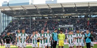 Das Team von Borussia Mönchengladbach nach dem Spiel beim FC St. Pauli vor der Fankurve.
