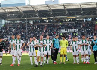 Das Team von Borussia Mönchengladbach nach dem Spiel beim FC St. Pauli vor der Fankurve.