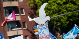 Die Teilnehmer der Ostermärsche - hier in Hamburg - wünschen sich weltweiten Frieden. Die Realität sieht anders aus.