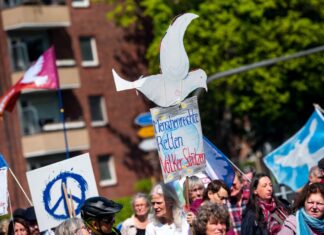 Die Teilnehmer der Ostermärsche - hier in Hamburg - wünschen sich weltweiten Frieden. Die Realität sieht anders aus.