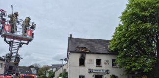 Bei einem Brand in einem Wohnhaus in Bergisch Gladbach ist nach Angaben der Feuerwehr eine tote Person gefunden worden. 
