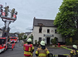 Bei einem Brand in einem Wohnhaus in Bergisch Gladbach ist nach Angaben der Feuerwehr eine tote Person gefunden worden. 