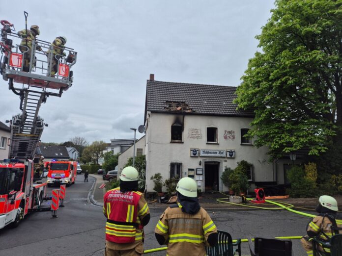 Bei einem Brand in einem Wohnhaus in Bergisch Gladbach ist nach Angaben der Feuerwehr eine tote Person gefunden worden. 