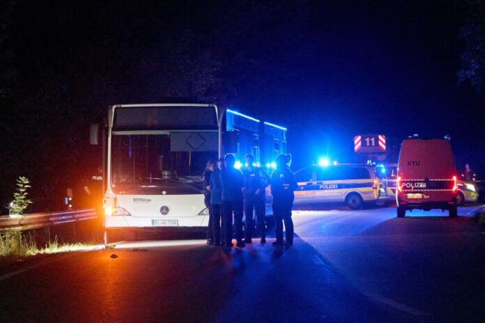 Für ihre lebensbedrohliche Messerattacke auf drei junge Männer in einem Shuttlebus zum Siegener Stadtfest ist eine 32-Jährige zu lebenslanger Freiheitsstrafe verurteilt worden.
