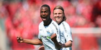  Ilyas Ansah (l) trifft trocken von der Strafraumgrenze.